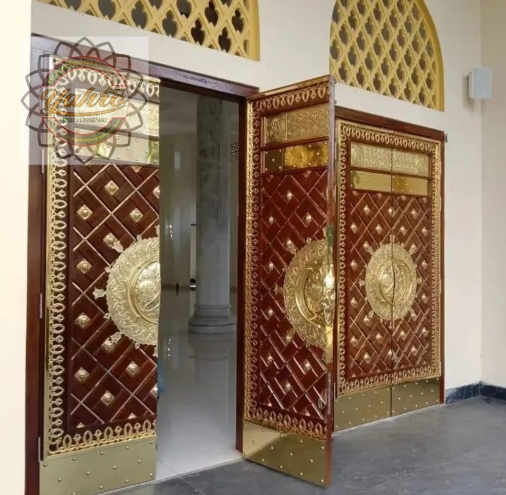 Replika Pintu Masjid Madinah Kuningan